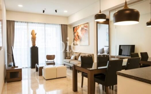 Ruang keluarga unit sewa 131m² di Anandamaya Residences dengan furnitur elegan, jendela besar, dan nuansa hangat minimalis.