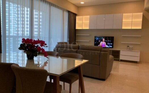 Ruang keluarga unit sewa 148m² di Anandamaya Residences dengan furnitur elegan, jendela besar, dan pencahayaan alami.