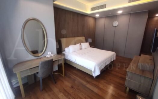 Kamar tidur luas dan elegan di unit 2 kamar tidur Anandamaya Residences 150m2, dilengkapi ranjang besar dan jendela dengan pencahayaan alami.