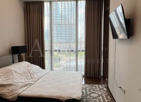 Interior kamar tidur unit sewa 217m² di Anandamaya Residences, lengkap dengan furnitur modern dan jendela besar.