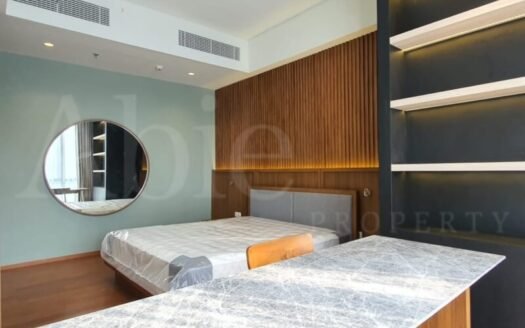 Interior kamar tidur bernuansa hangat dan minimalis di unit 3 kamar tidur Anandamaya Residences 177m2, menampilkan jendela besar dengan pencahayaan alami.