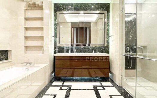 Kamar mandi mewah dengan bathtub dan marmer elegan di unit 4 kamar Anandamaya Residences, luas 361m².