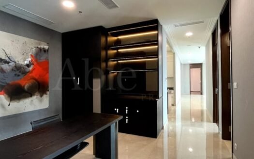 Ruang kerja elegan dengan meja hitam, rak dinding dengan pencahayaan ambient, dan karya seni kontemporer di unit 4 kamar tidur Anandamaya Residences, 363m2.