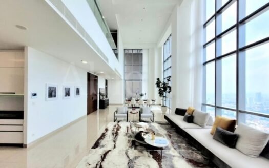 Interior ruang keluarga mewah dengan pencahayaan alami dan desain kontemporer di unit 5 kamar tidur Anandamaya Residences, seluas 898m².