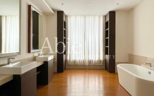 Kamar mandi modern dan minimalis di Apartemen Dharmawangsa 2 - 3BR Unfurnished 506m2