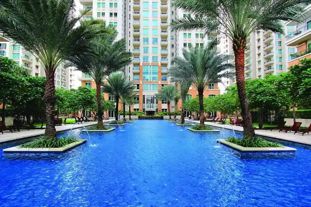 Kolam renang utama dan fasilitas lengkap di apartemen mewah The Pakubuwono Residence Jakarta Selatan