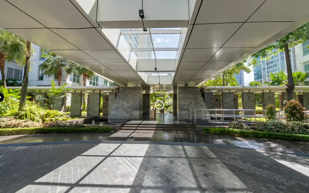 Main entrance elegan Setiabudi Sky Garden dengan pintu kaca besar dan area taman modern di sekitarnya