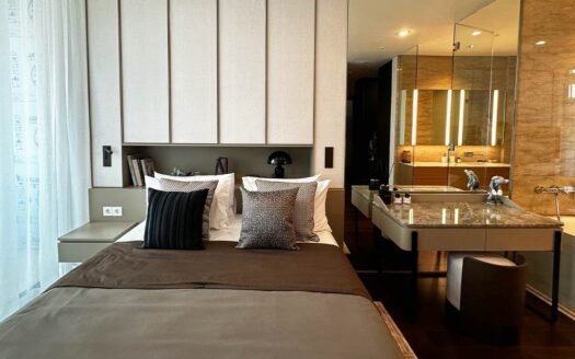 Kamar tidur utama unit 2 kamar Savyavasa Tower II & III dengan pencahayaan alami, desain interior kontemporer, dan nuansa tenang untuk kenyamanan istirahat.