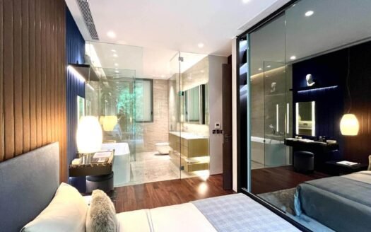 Kamar tidur utama unit 2 kamar Savyavasa Tower II dengan jendela besar, desain interior elegan, dan pencahayaan alami maksimal.