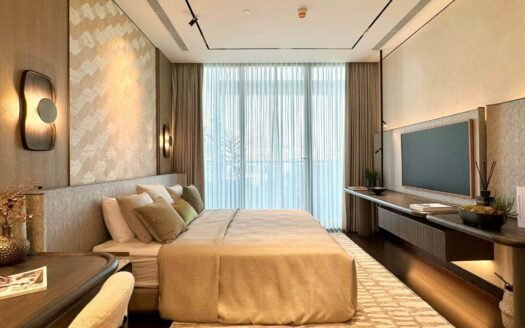 Kamar tidur luas dan elegan di unit 3 kamar tidur Savyavasa Tower II & III dengan pencahayaan alami dan desain interior modern.