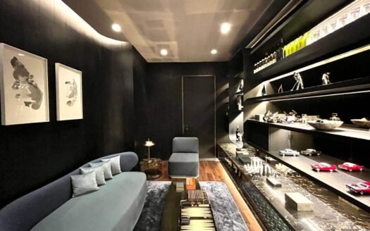 Ruang keluarga unit 3BR Savyavasa Tower I D dengan desain modern dan pencahayaan alami yang menenangkan.