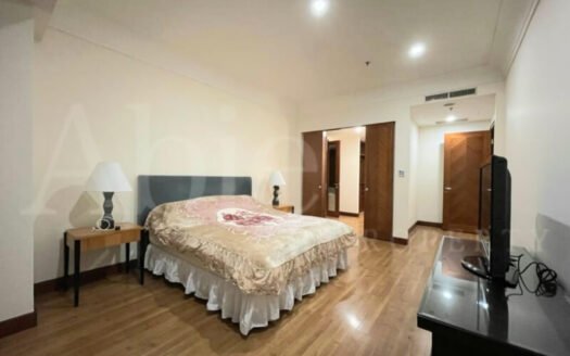Kamar tidur full furnished lengkap dengan TV dan meja lampu tidur yang menenangkan di The Pakubuwono Residance - 3BR Fully Furnished 245m2 (rent)