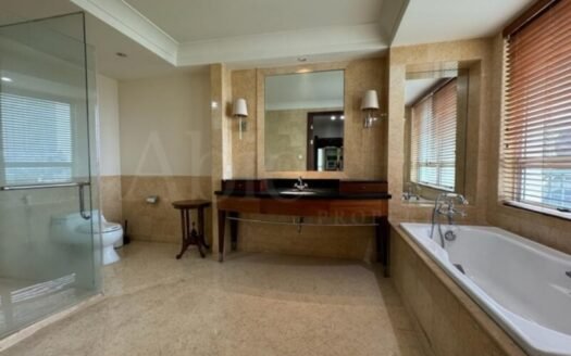 Kamar mandi modern di unit 3 kamar The Pakubuwono Residence 250m², dilengkapi bathtub, dinding marmer, dan pencahayaan hangat yang elegan.