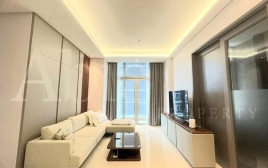 Ruang tamu yang elegan dan terang dengan jendela yang besar memberikan kehangatan pada kumpul keluarga di The Stature Jakarta - 2BR Fully Furnished 143m2 (Rent)