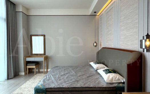Kamar tidur dengan meja rias minimalis nan elegan memberikan kesan hangat pada kamar tidur Anda di The Stature Jakarta - 3BR Fully Furnished 171m2 (Rent)