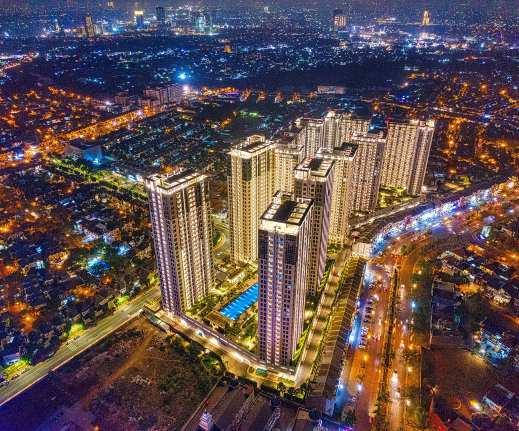 gedung-gedung tinggi di malam hari