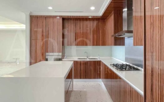 Area dapur terbuka yang luas, mudah diubah menjadi kitchen set impian