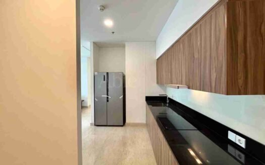 Dapur modern dengan kabinet kayu dan meja hitam di Fifty Seven Promenade