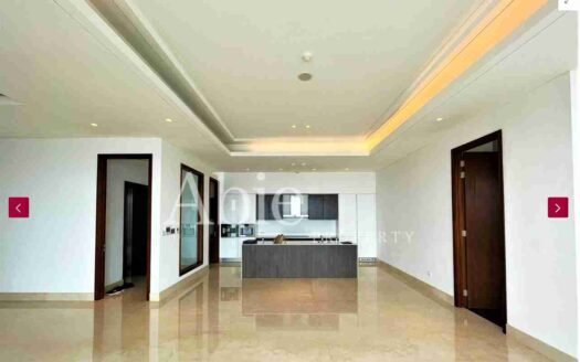 Area dapur modern terbuka dengan kitchen island dan pencahayaan langit-langit di unit 3BR Regent Residence Jakarta