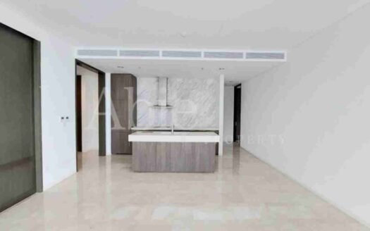 Dapur minimalis dengan kitchen island dan finishing marmer di apartemen Verde Two