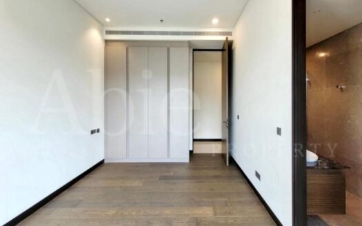 Kamar kosong tanpa furnitur di The Pakubuwono Menteng dengan jendela besar dan pencahayaan alami.