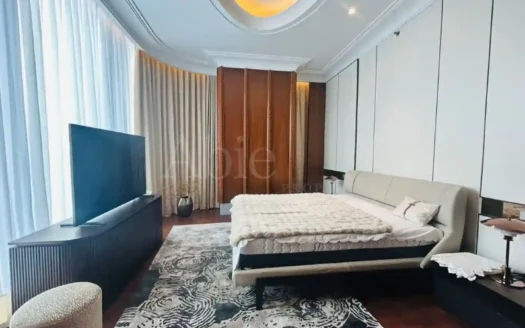 Kamar dengan desain kontemporer, kasur empuk, dan dinding berwarna netral di St Regis Jakarta.