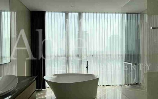 Kamar mandi luas dan mewah di unit 3 bedroom The Pakubuwono Menteng, dilengkapi bathtub dan marmer elegan.