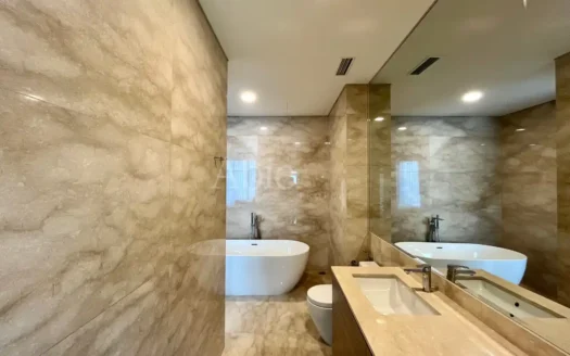 Kamar mandi mewah dengan bathtub di Fifty Seven Promenade