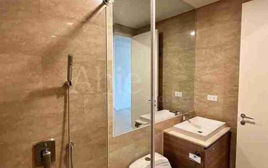 Kamar mandi modern dengan shower kaca dan toilet di Fifty Seven Promenade