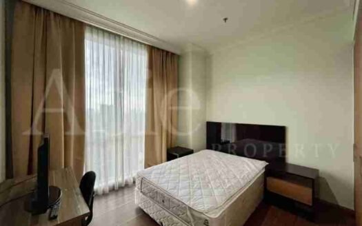 Kamar tidur nyaman di Apartemen The Pakubuwono View unit 21624, dengan desain modern dan pencahayaan alami.