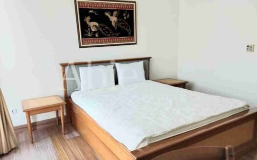 Kamar tidur utama di Apartemen The Pakubuwono View 3 Bedroom, dengan desain modern dan suasana yang nyaman.