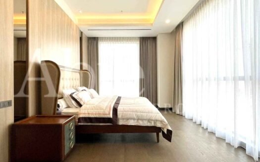 Kamar utama mewah di The Pakubuwono Menteng 3BR Fully Furnished, dilengkapi dengan furnitur modern dan nyaman