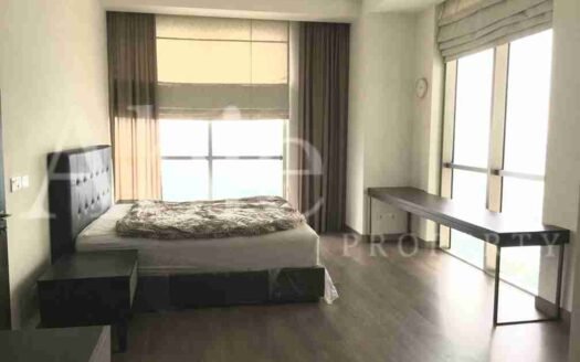 Kamar tidur utama elegan di The Pakubuwono Spring 2 BR Fully Furnished, dirancang untuk kenyamanan maksimal
