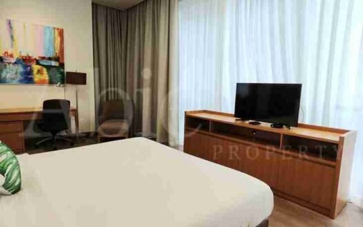 Kamar tidur utama yang luas dan nyaman di The Pakubuwono Spring, dilengkapi dengan furnitur modern