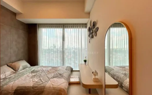 Kamar tidur utama dengan jendela besar di Fifty Seven Promenade