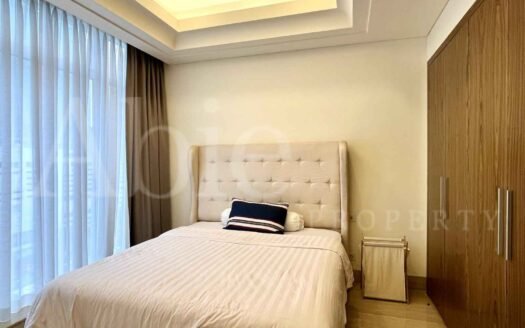 Kamar tidur nyaman dengan jendela besar dan lemari kayu di Apartemen South Hills