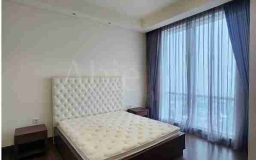 Kamar tidur elegan di the Pakubuwono Signature dengan pencahayaan alami