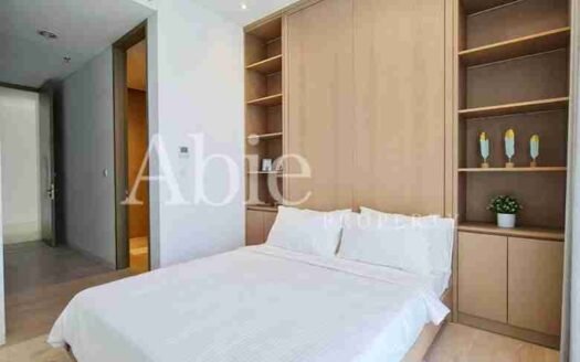 Kamar tidur dengan built-in lemari dan rak kayu menyatu dengan desain minimalis di Verde Two