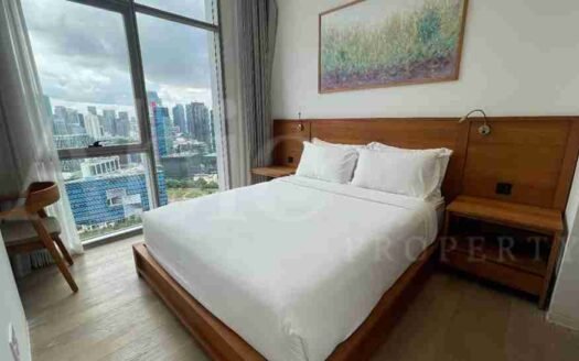 Kamar tidur dengan ranjang kayu dan jendela besar menghadap city view di Verde Two