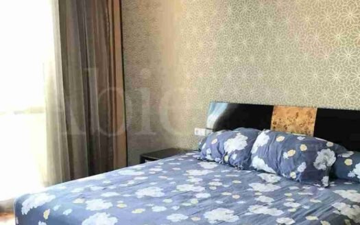 Kamar tidur yang nyaman dan modern di Apartemen The Pakubuwono View, dengan desain elegan dan pencahayaan alami.