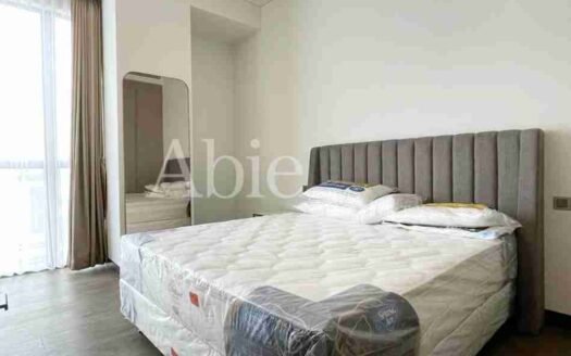 Kamar tidur tipe 3 bedroom di The Pakubuwono Menteng dengan jendela besar dan pencahayaan alami yang melimpah.