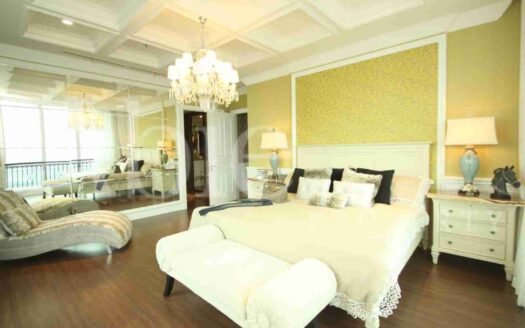 Kamar tidur utama dihiasi dengan lampu gantung mewah memberikan kesan tidur tak terlupakan di The Pakubuwono Signature 4BR Semi Furnished