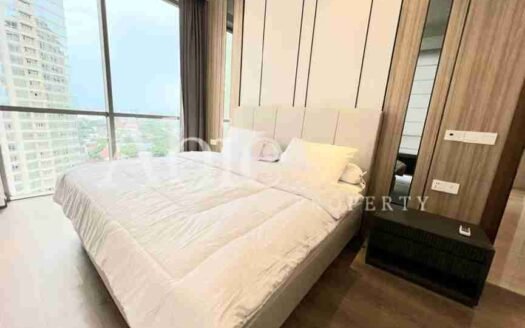 Kamar tidur utama mewah di The Pakubuwono Spring 2BR fully furnished.