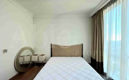 Kamar tidur nyaman dan modern di Apartemen The Pakubuwono View, dengan pencahayaan alami dan desain elegan.