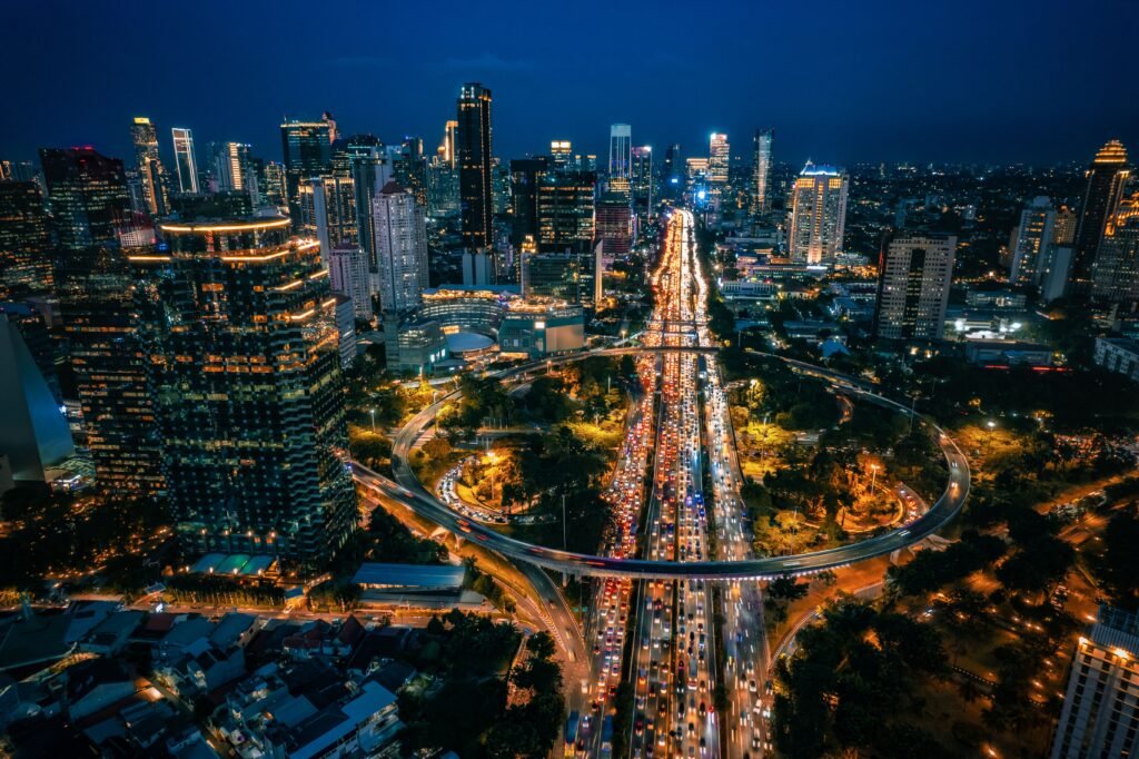 gedung tinggi dan jalan tol di malam hari