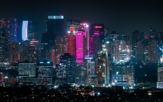 gedung tinggi dan mewah dengan lampu di malam hari