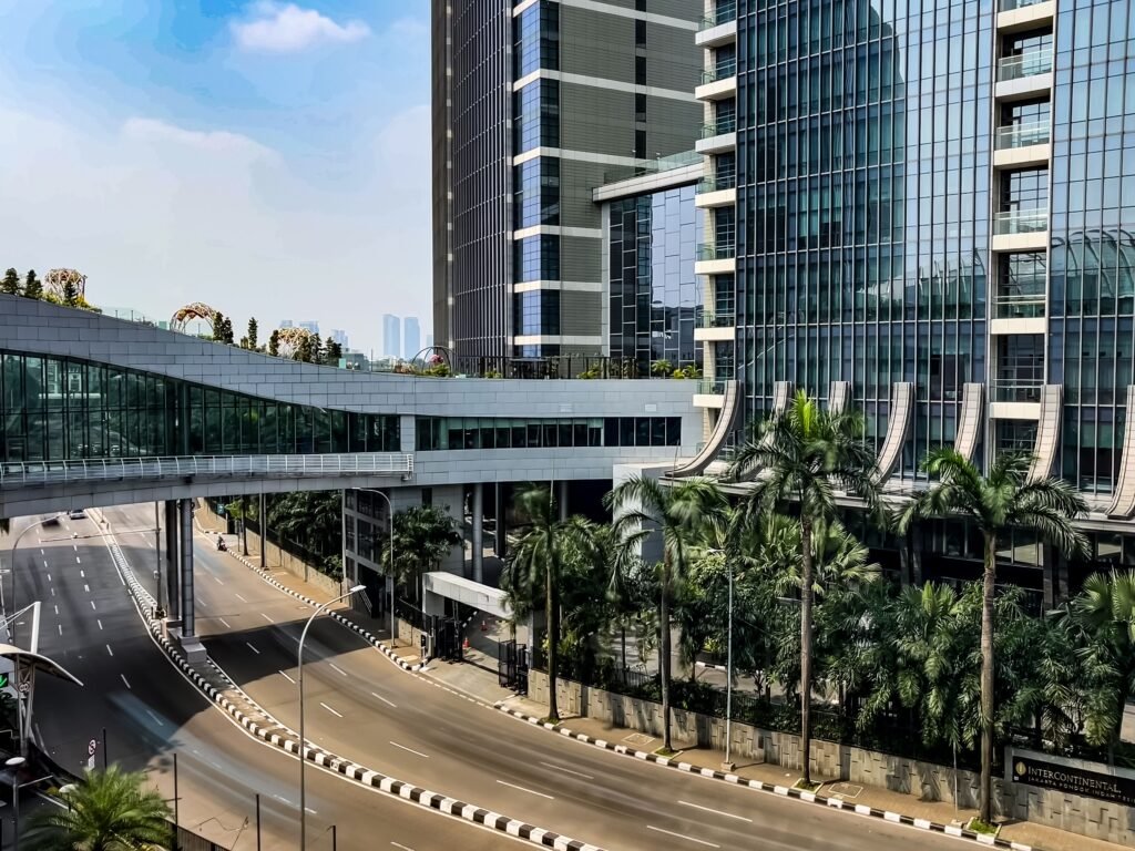 gedung tinggi dan jalan raya