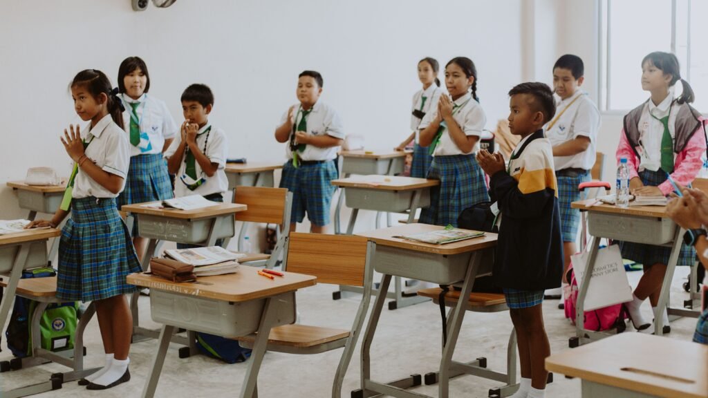 kids stand up and clapping hand in classroom