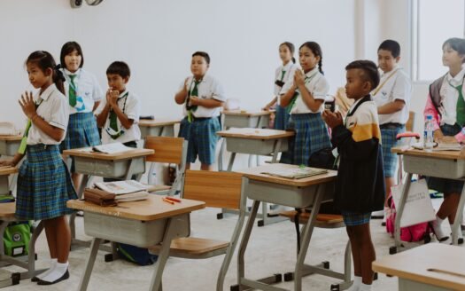 kids stand up and clapping hand in classroom