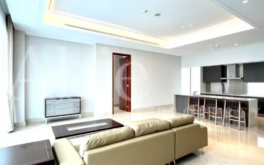 Interior ruang keluarga luas dengan sofa dan dapur modern di Regent Residence Jakarta